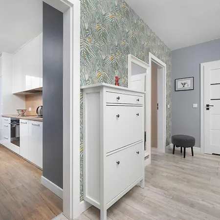Apartman Cozy With A Balcony Near Parks And The Partynice Racetrack By Renters