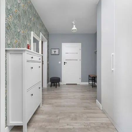 Cozy With A Balcony Near Parks And The Partynice Racetrack By Renters